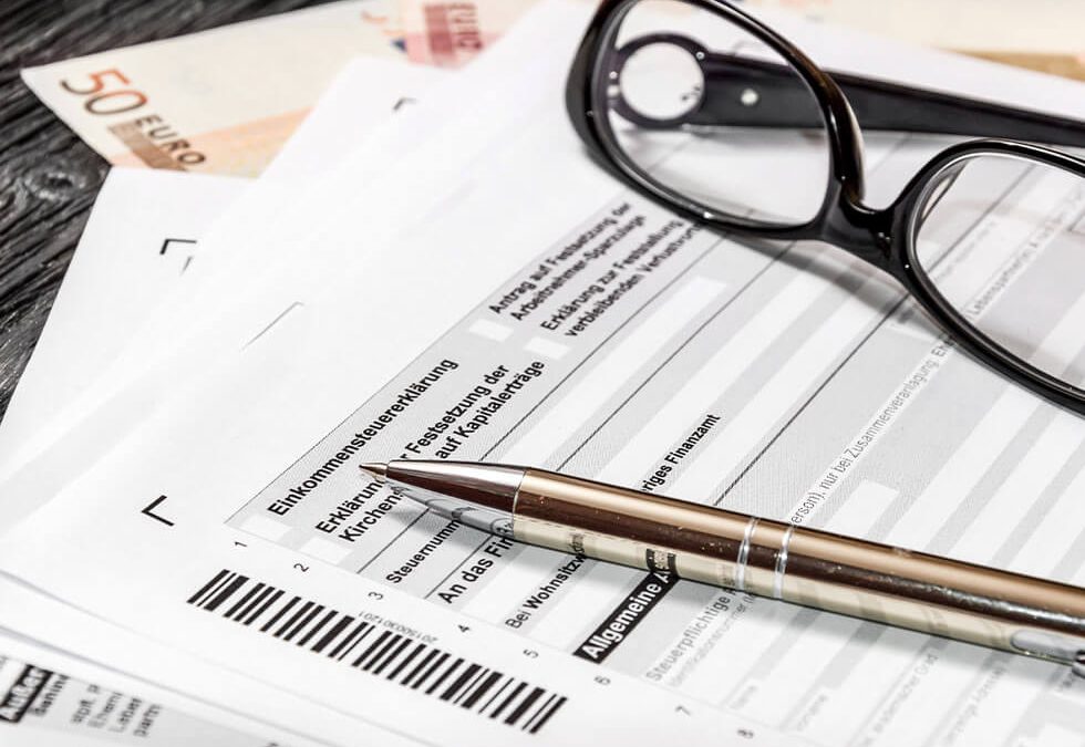 Einkommenssteuer Vordruck mit Kugelschreiber und Brille