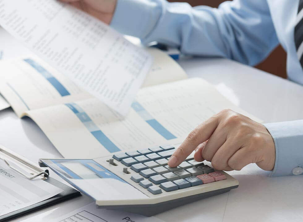 Unternehmensanalyst-Team überprüft Finanzausweis für das interne Kontrollsystem. Rechnungslegung, Buchführungskonzept.